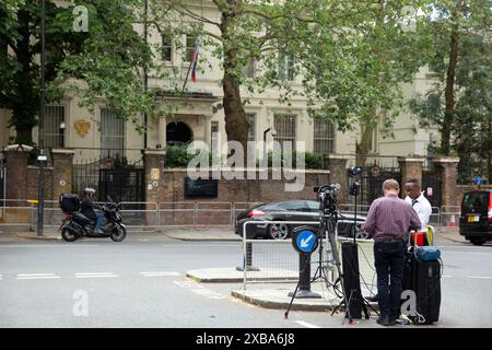 Un drapeau russe est vu à l'extérieur de l'ambassade de Russie à Londres alors que les médias suggèrent que des mercenaires semblent avancer vers Moscou en Russie. Banque D'Images