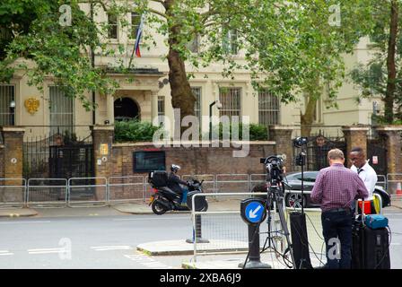 Un drapeau russe est vu à l'extérieur de l'ambassade de Russie à Londres alors que les médias suggèrent que des mercenaires semblent avancer vers Moscou en Russie. Banque D'Images