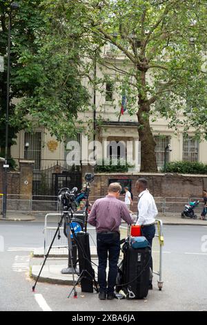 Un drapeau russe est vu à l'extérieur de l'ambassade de Russie à Londres alors que les médias suggèrent que des mercenaires semblent avancer vers Moscou en Russie. Banque D'Images