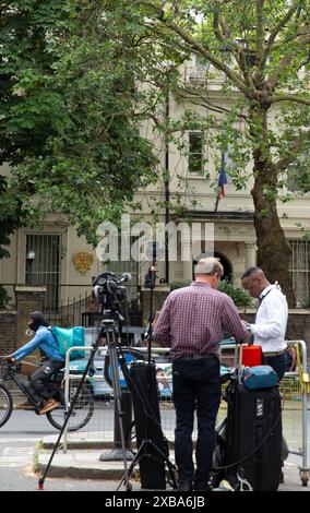 Un drapeau russe est vu à l'extérieur de l'ambassade de Russie à Londres alors que les médias suggèrent que des mercenaires semblent avancer vers Moscou en Russie. Banque D'Images