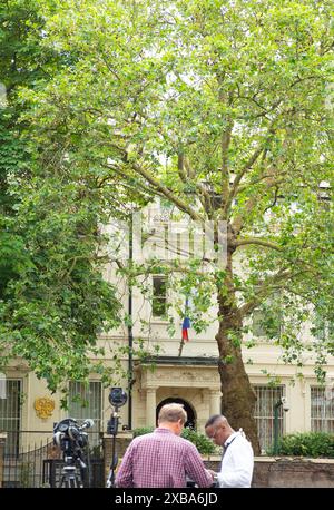 Un drapeau russe est vu à l'extérieur de l'ambassade de Russie à Londres alors que les médias suggèrent que des mercenaires semblent avancer vers Moscou en Russie. Banque D'Images