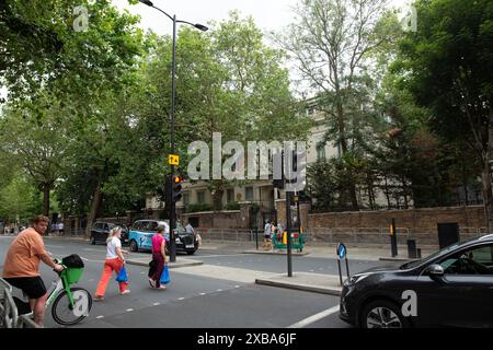 Un drapeau russe est vu à l'extérieur de l'ambassade de Russie à Londres alors que les médias suggèrent que des mercenaires semblent avancer vers Moscou en Russie. Banque D'Images