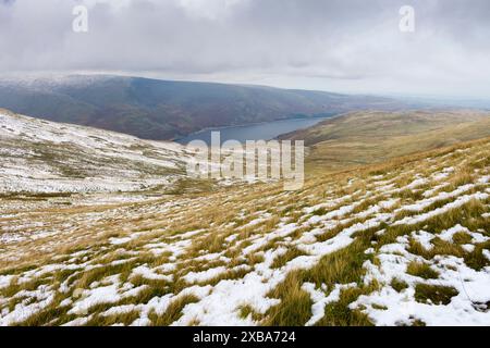 La neige de la fin de l'automne sur le versant sud-ouest de Selside est tombée avec le réservoir Haweswater au loin. Parc national de Lake District, Cumbria, Angleterre. Banque D'Images