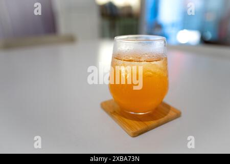 Thé froid Kombucha sur la table Banque D'Images