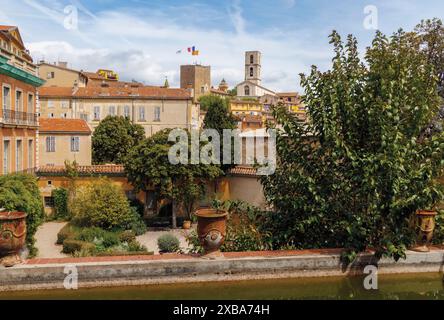 Grasse, Alpes-Maritimes, France. Vue d'ensemble de la vieille ville comprenant la cathédrale romane du XIIe siècle, une église paroissiale depuis 1801. Le buil Banque D'Images