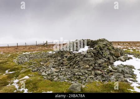 Un cairn à Selside Pike dans le parc national de Lake District, Cumbria, Angleterre. Banque D'Images