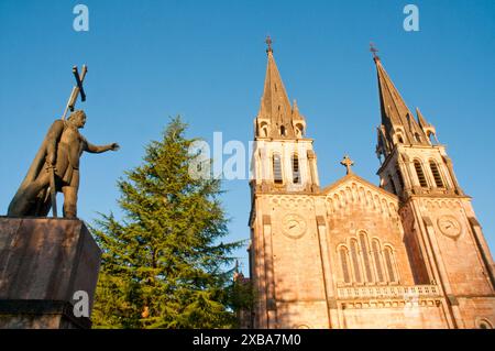 Statue de Pelayo et basilique de Covadonga. Covadonga, Asturies, Espagne. Banque D'Images