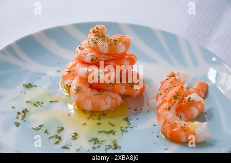 Crevettes empilés avec de l'huile d'olive et le persil. L'Espagne. Banque D'Images