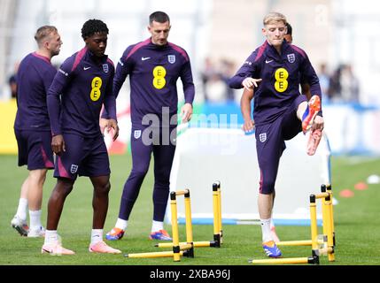 Anthony Gordon (à droite) et ses coéquipiers lors d'une séance d'entraînement à l'Ernst-Abbe-Sportfeld à Iéna, en Allemagne. Date de la photo : mardi 11 juin 2024. Banque D'Images