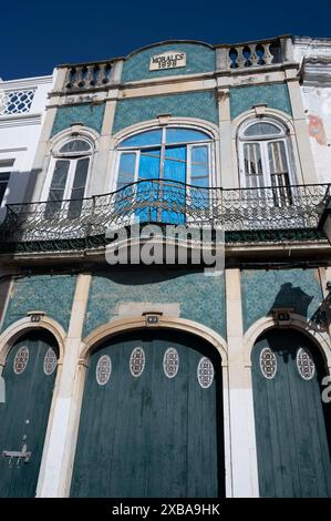 Portugal, Olhao, Algarve mai 2024. Bâtiment traditionnel Banque D'Images