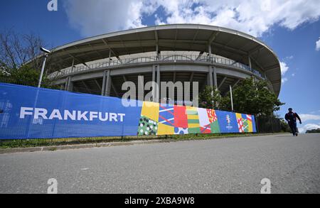 11 juin 2024, Hesse, Francfort-sur-le-main : la Frankfurt Arena se présente avec des clôtures colorées dans l'espace extérieur. Le match du Championnat d'Europe du Groupe E entre la Belgique et la Slovaquie aura lieu ici le 17.06.2024. Photo : Arne Dedert/dpa Banque D'Images