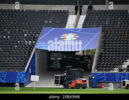 11 juin 2024, Hesse, Francfort-sur-le-main : les derniers travaux de construction ont lieu dans l'arène de Francfort. Le match du Championnat d'Europe du Groupe E entre la Belgique et la Slovaquie aura lieu ici le 17.06.2024. Photo : Arne Dedert/dpa Banque D'Images