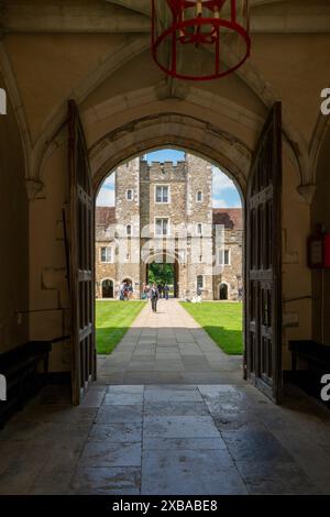 Knole Maison et jardins près de Sevenoaks dans le Kent. Construit à l'origine comme palais de l'archevêque, il est également célèbre pour son troupeau de cerfs sauvage, mais amical. Banque D'Images