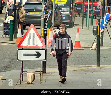 Glasgow, Écosse, Royaume-Uni. 11 juin 2024 : Météo britannique : trafic et travaux de voirie transformant la ville en cauchemar dystopique. Ensoleillé dans la ville vu la ville vu les habitants et les touristes dans le centre-ville. Crédit Gerard Ferry/Alamy Live News Banque D'Images