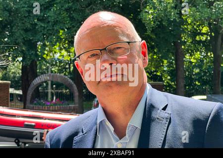 Rektor der Fachhochschule Polizei Thorsten Führing besucht den Tag der offenen Tür in Aschersleben. Tag der offenen Tür am 08.06.2024 an der Fachhochschule der Polizei in Aschersleben Sachsen-Anhalt. Interessierte Besucher bekommen einen Blick hinter die Kulissen des Polizeialltags. Mit Unterstützung der gesammten Kolleginnen und Kollegen der Landespolizei Sachsen- Anhalt gibt es umfangreiche Ausstellungsangebote und verschiedenen Vorführungen. Es gibt eine Straße der Einsatzgebiete, welche z.B. Wasserwerfer, Sonderwagen, Gerätewagen, Taucherkraftwagen sowie ein Polizeiboot und einen stand der Banque D'Images