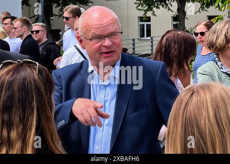 Rektor der Fachhochschule Polizei Thorsten Führing besucht den Tag der offenen Tür in Aschersleben. Tag der offenen Tür am 08.06.2024 an der Fachhochschule der Polizei in Aschersleben Sachsen-Anhalt. Interessierte Besucher bekommen einen Blick hinter die Kulissen des Polizeialltags. Mit Unterstützung der gesammten Kolleginnen und Kollegen der Landespolizei Sachsen- Anhalt gibt es umfangreiche Ausstellungsangebote und verschiedenen Vorführungen. Es gibt eine Straße der Einsatzgebiete, welche z.B. Wasserwerfer, Sonderwagen, Gerätewagen, Taucherkraftwagen sowie ein Polizeiboot und einen stand der Banque D'Images