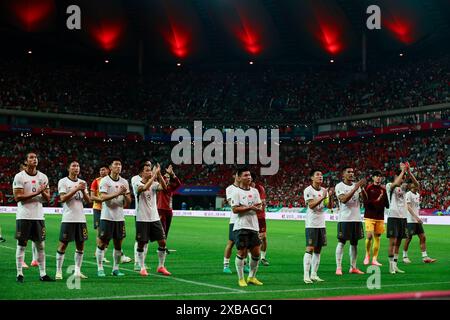 Séoul, Corée du Sud. 11 juin 2024. Les joueurs de Chine accueillent les spectateurs après le match du Groupe C des qualifications asiatiques de la Coupe du monde de la FIFA 2026 entre la Corée du Sud et la Chine à Séoul, Corée du Sud, le 11 juin 2024. Crédit : Jun Hyosang/Xinhua/Alamy Live News Banque D'Images