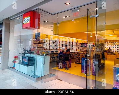 Toronto, ON, Canada - le 29 avril 2024 : vue chez Lego Toys Company logo dans le centre commercial Banque D'Images