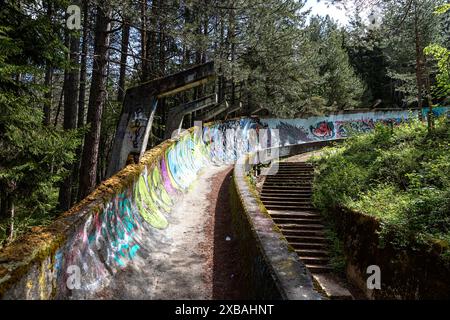 Spectaculaire Sarajevo olympique Bobsleigh et luge Track Trebevic, plein de graphites, peintures et peintures murales, Bosnie et Hercegovine Banque D'Images