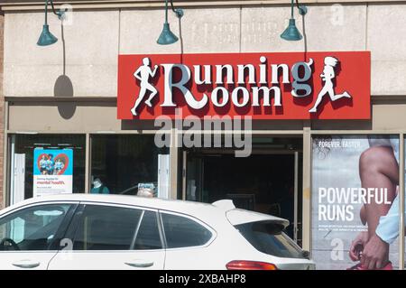 Toronto, ON, Canada – 20 août 2023 : vue à l'enseigne de la compagnie Running Room Banque D'Images