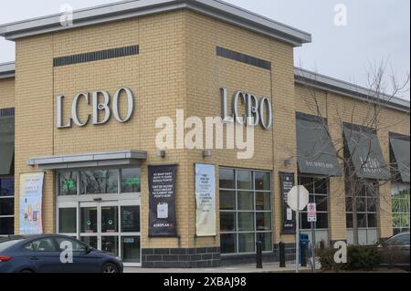 Toronto, ON, Canada - 29 avril 2024 : vue au panneau de la LCBO. La Commission de contrôle des alcools de l'Ontario est une société d'État Banque D'Images