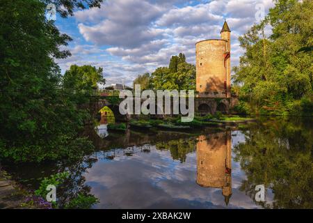 Lovers Bridge et Gunpower Tower à Minnewater, lac de l'amour, situé à Bruges, Belgique Banque D'Images