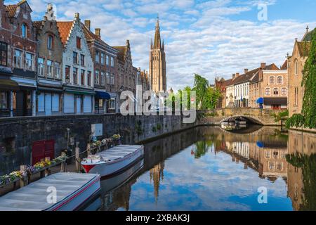 Décor du Quai du Rosaire, Rozenhoedkaai en néerlandais, situé à Bruges, Belgique Banque D'Images