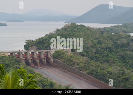 GHANA, Akosombo, Volta River Authority, Grand barrage Volta et réservoir sur la Volta River, construit en 1961-66 , production d'électricité 912 MW / GHANA, Akosombo, großer Volta Staudamm am Volta Fluß, Leistung 912 MW, Stausee 8502 Quadratkilometre Groß Banque D'Images