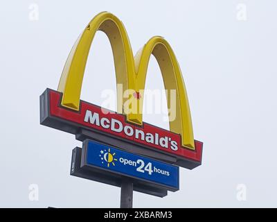 Toronto, ON, Canada - 17 mars 2024 : McDonald's Corporation est une chaîne de restauration rapide multinationale américaine Banque D'Images