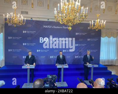 Riga, Lettonie. 11 juin 2024. Le président letton Edgars Rinkevics (m), le secrétaire général de l'OTAN Jens Stoltenberg (R) et le président polonais Andrzej Duda (g) donnent une conférence de presse finale. Crédit : Alexander Welscher/dpa/Alamy Live News Banque D'Images