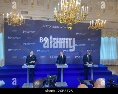 Riga, Lettonie. 11 juin 2024. Le président letton Edgars Rinkevics (m), le secrétaire général de l'OTAN Jens Stoltenberg (R) et le président polonais Andrzej Duda (g) donnent une conférence de presse finale. Crédit : Alexander Welscher/dpa/Alamy Live News Banque D'Images