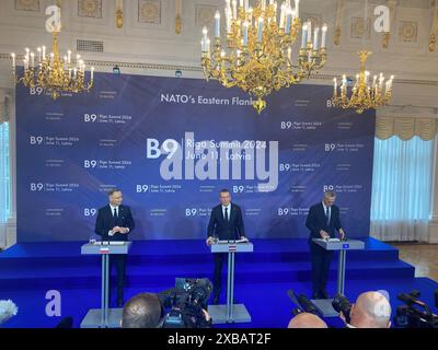 Riga, Lettonie. 11 juin 2024. Le président letton Edgars Rinkevics (m), le secrétaire général de l'OTAN Jens Stoltenberg (R) et le président polonais Andrzej Duda (g) donnent une conférence de presse finale. Crédit : Alexander Welscher/dpa/Alamy Live News Banque D'Images