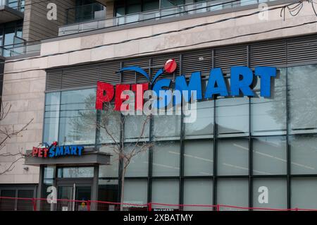 Toronto, ON, Canada – 30 avril 2024 : vue à l’enseigne du magasin Petsmart en Amérique Banque D'Images