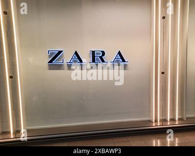 Toronto, ON, Canada - 29 avril 2024 : vue au magasin de vêtements de mode Zara Sign à Toronto Banque D'Images