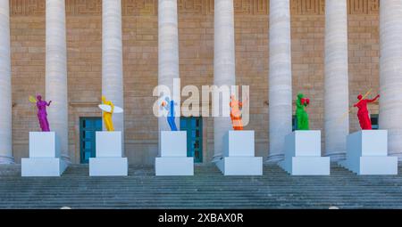 Paris, France - 06 07 2024 : statuettes de la Vénus de Milo en tenue olympique, devant les colonnes de l'Assemblée nationale Banque D'Images