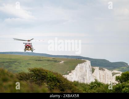 Un sauvetage spectaculaire impliquant le service d'ambulance aérienne, les garde-côtes, le canot de sauvetage côtier RNLI et l'hélicoptère de recherche et de sauvetage des garde-côtes a eu lieu Banque D'Images