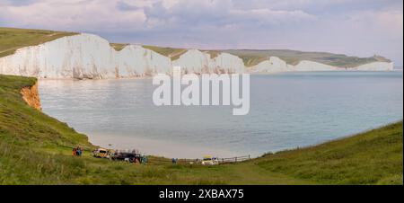 Un sauvetage spectaculaire impliquant le service d'ambulance aérienne, les garde-côtes, le canot de sauvetage côtier RNLI et l'hélicoptère de recherche et de sauvetage des garde-côtes a eu lieu Banque D'Images