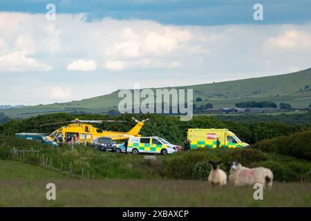 Un sauvetage spectaculaire impliquant le service d'ambulance aérienne, les garde-côtes, le canot de sauvetage côtier RNLI et l'hélicoptère de recherche et de sauvetage des garde-côtes a eu lieu Banque D'Images