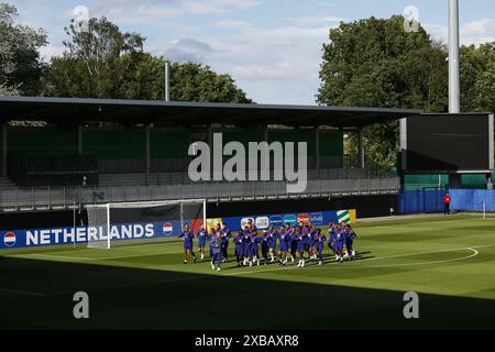 WOLFSBURG - joueurs de l'équipe nationale néerlandaise lors d'une séance d'entraînement de l'équipe nationale néerlandaise au stade AOK le 11 juin 2024 à Wolfsburg, Allemagne. L'équipe nationale néerlandaise se prépare pour le premier match de groupe du Championnat d'Europe de football en Allemagne contre la Pologne. ANP KOEN VAN WEEL Banque D'Images