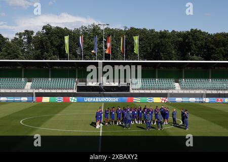 WOLFSBURG - joueurs de l'équipe nationale néerlandaise lors d'une séance d'entraînement de l'équipe nationale néerlandaise au stade AOK le 11 juin 2024 à Wolfsburg, Allemagne. L'équipe nationale néerlandaise se prépare pour le premier match de groupe du Championnat d'Europe de football en Allemagne contre la Pologne. ANP KOEN VAN WEEL Banque D'Images
