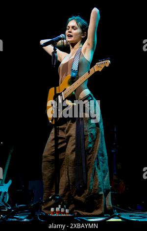 Toronto, Canada. 09 juin 2024. La chanteuse américaine Sofia Isella se produit lors d'un spectacle à guichets fermés au Scotia Bank Arena de Toronto. Crédit : SOPA images Limited/Alamy Live News Banque D'Images