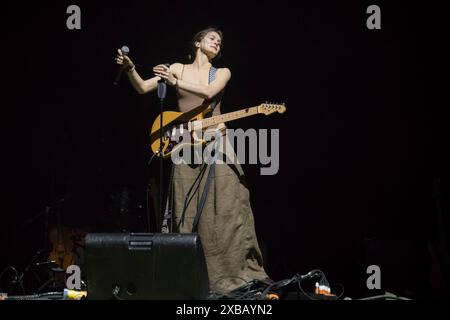 Toronto, Canada. 09 juin 2024. La chanteuse américaine Sofia Isella se produit lors d'un spectacle à guichets fermés au Scotia Bank Arena de Toronto. Crédit : SOPA images Limited/Alamy Live News Banque D'Images