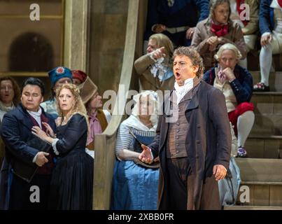 Arrière gauche : Amartuvshin Enkhbat (Carlo Gerard), Sondra Radvanovsky (Maddalena di Coigny) centre : Jonas Kaufmann (Andrea Chenier) dans ANDREA CHENIER au Royal Opera, Covent Garden, Londres WC2 30/05/2024 musique : Umberto Giordano livret : Luigi Illica chef d'orchestre : Antonio Pappano design : Robert Jones costumes : Jenny Tiramani éclairage: Adam Silverman chorégraphie originale et mouvement : Andrew George chorégraphe de renaissance : Agurtzane Arrien réalisateur original : David McVicar réalisateur de renaissance : Thomas Guthrie Banque D'Images