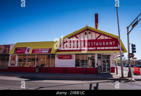 Albuquerque, Nouveau-Mexique, États-Unis - 18 mars 2017 : entrée principale du célèbre restaurant Frontier connu pour sa cuisine familiale du Sud-Ouest. Banque D'Images