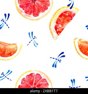 Ce motif aquarelle sans couture présente des tranches de pamplemousse et des libellules bleues sur un fond blanc Banque D'Images