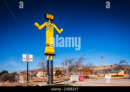 Gallup, Nouveau-Mexique, États-Unis - 18 mars 2017 : la statue de Kachina indienne jaune sur le bord de la route accueille les visiteurs au « cœur du pays indien ». Banque D'Images