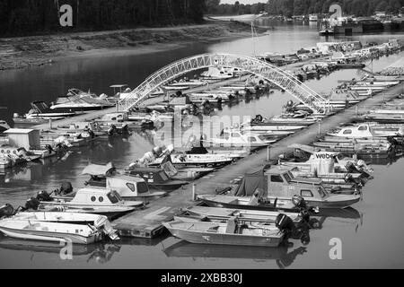 Photographie en noir et blanc de bateaux amarrant à l'embarcadère 'International Marina' à Apatin, Serbie Banque D'Images