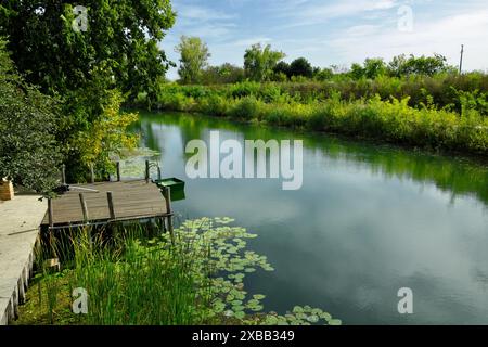 Le 'Grand canal de Backa' fait partie du 'canal Danube-Tisa-Danube' qui les relie les uns aux autres : la longueur totale des canaux principaux creusés est de 929 km Banque D'Images