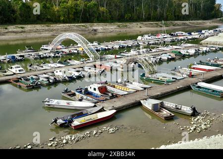 Les bateaux accostent à l'embarcadère 'International Marina' à Apatin, Serbie Banque D'Images