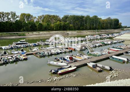 Les bateaux accostent à l'embarcadère 'International Marina' à Apatin, Serbie Banque D'Images